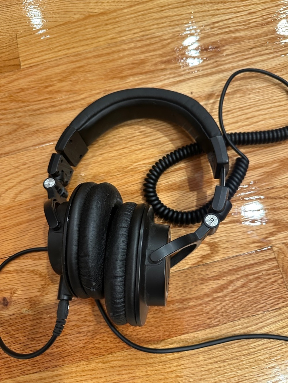 Audio Technica Black Over-Ear Headphones - Picture 4 of 7